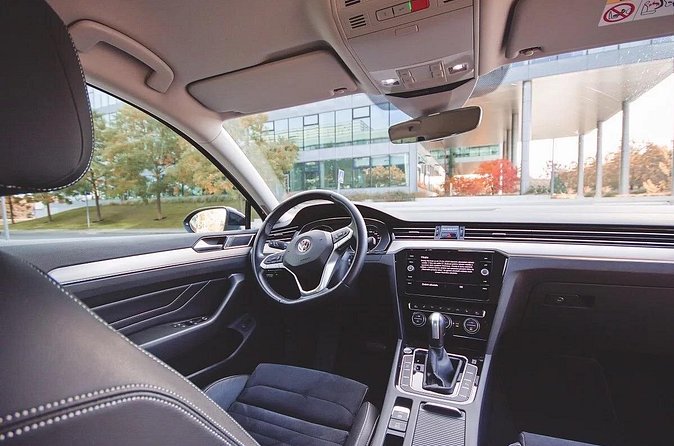 Private ARRIVAL Transfer by LIMOUSINE 3+1pax - Who Will Get the Most From This Transfer