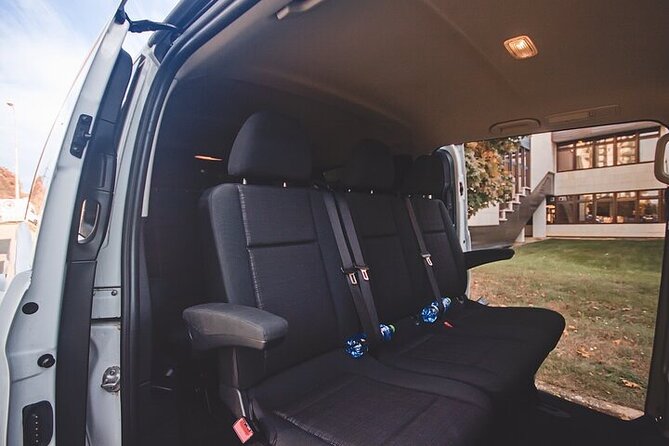 Private ARRIVAL Transfer by MINIVAN Mercedes Vito 8+1pax - A calm landing at Václav Havel Airport