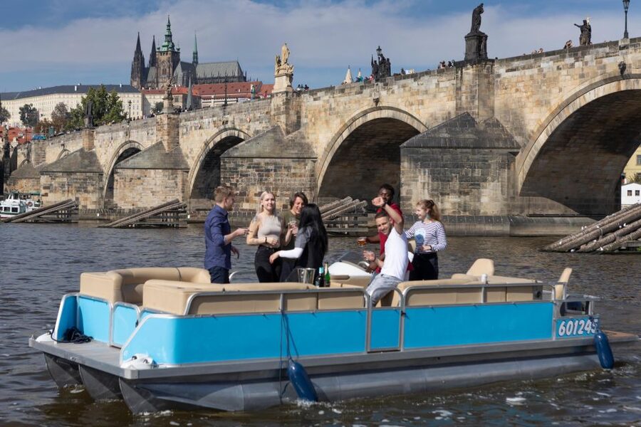 Private Boat Cruise With Unlimited Prosecco - The National Theatre and Prague’s riverfront