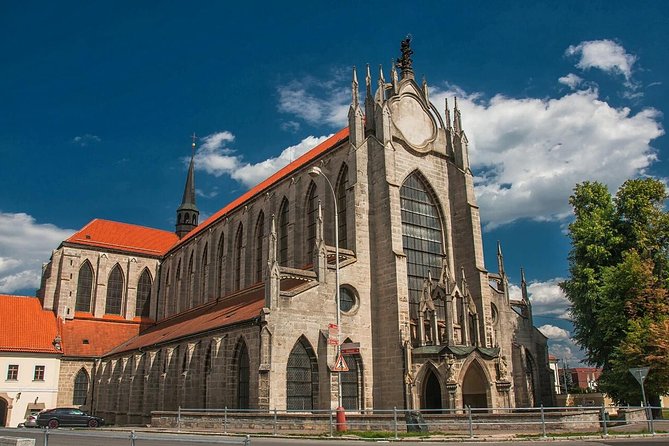 Private Day trip from Prague to Kutná Hora - What the guide option adds