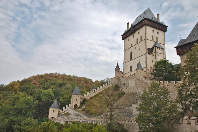 Private Karlstejn castle trip from Prague with Lunch & Admission - The uphill walk through Karlstejn village