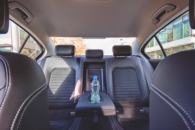 Private ROUND-TRIP (FROM and TO the AIRPORT) by LIMOUSINE 3+1pax - The car, the driver, and the real meaning of limousine