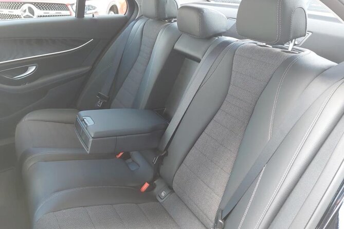Private Transfer from Prague Airport to Prague City Hotels 1 - 3 pax - Why flight tracking matters after delays