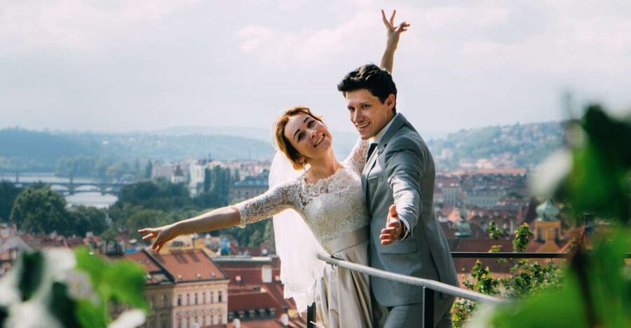Professional photoshoot in Prague - 1 hour, 30 or 15 min - Choosing between Charles Bridge, Old Town Square, Prague Castle, and the Royal Gardens