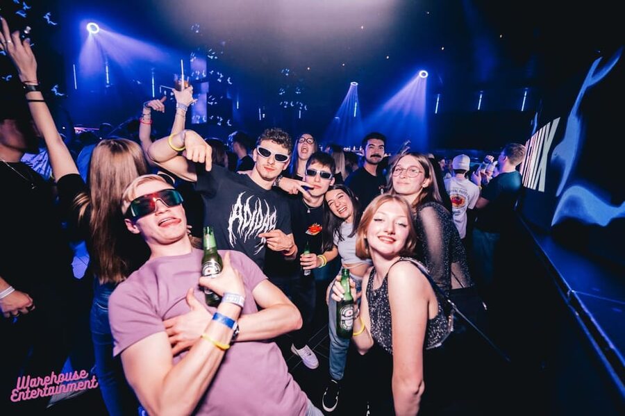 Pub Crawl with Shots and Night Club I Prague - What the guided route adds to the night