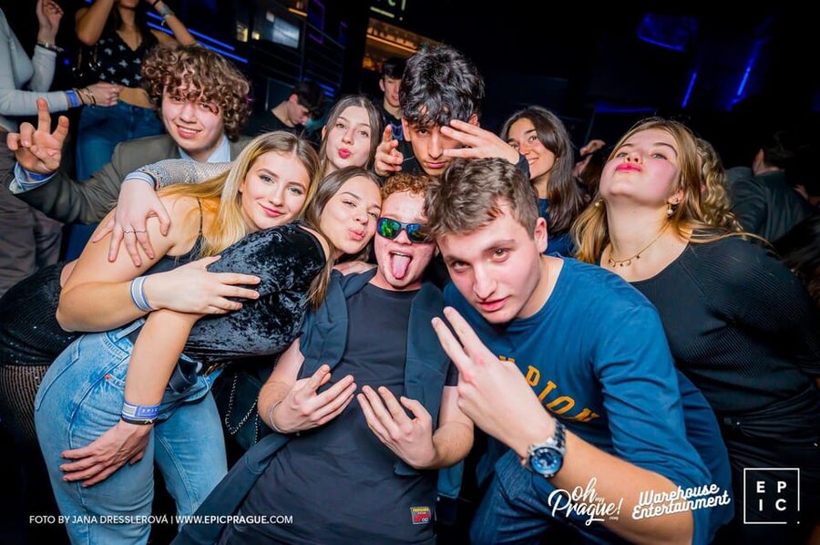 Pub Crawl with Shots and Night Club I Prague - Timing, age limits, and sensible preparation