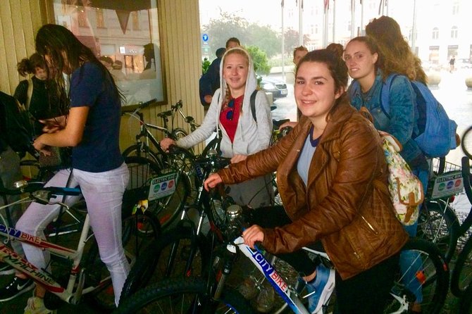 Radtour durch Prag auf Deutsch - Kampa Park, the Lennon Wall, and Charles Bridge