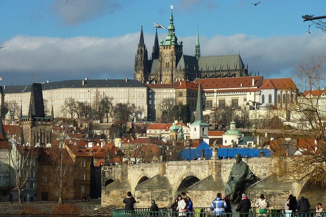 Shared Arrival Transfer: Prague Airport to Hotels - How this compares with taxis and public transport