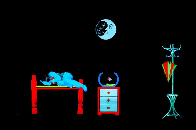 Skip the Line: WOW Show Black Light Theater in Prague Ticket - Following the story without spoken lines