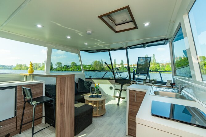 VIP Prague YachtBoat ONE Experience: All-You-Can-Drink - A private yacht changes the Prague river cruise