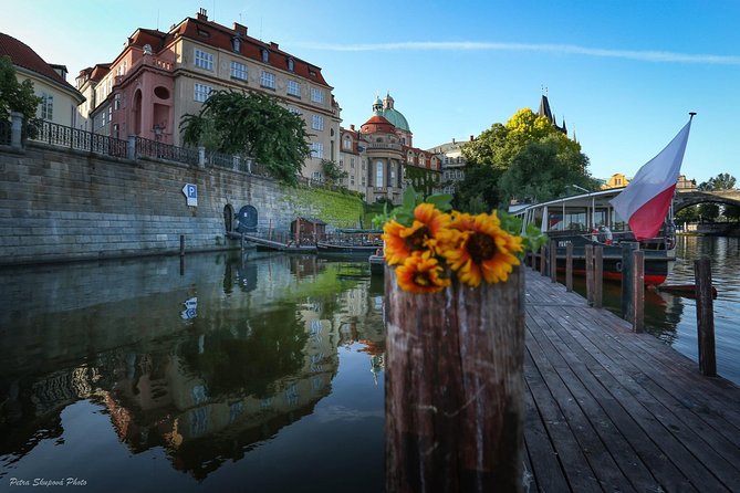 VIP Private tour Prague: Castle, Lunch, Beer, Boat - Charles Bridge at its most photogenic