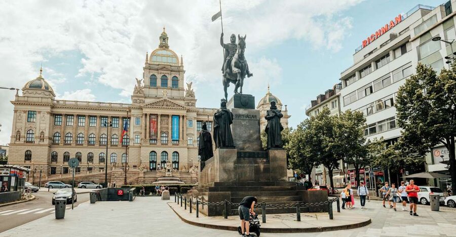 Walking tour of Prague in French : Nové Město - Ovocný trh and the House of the Black Madonna