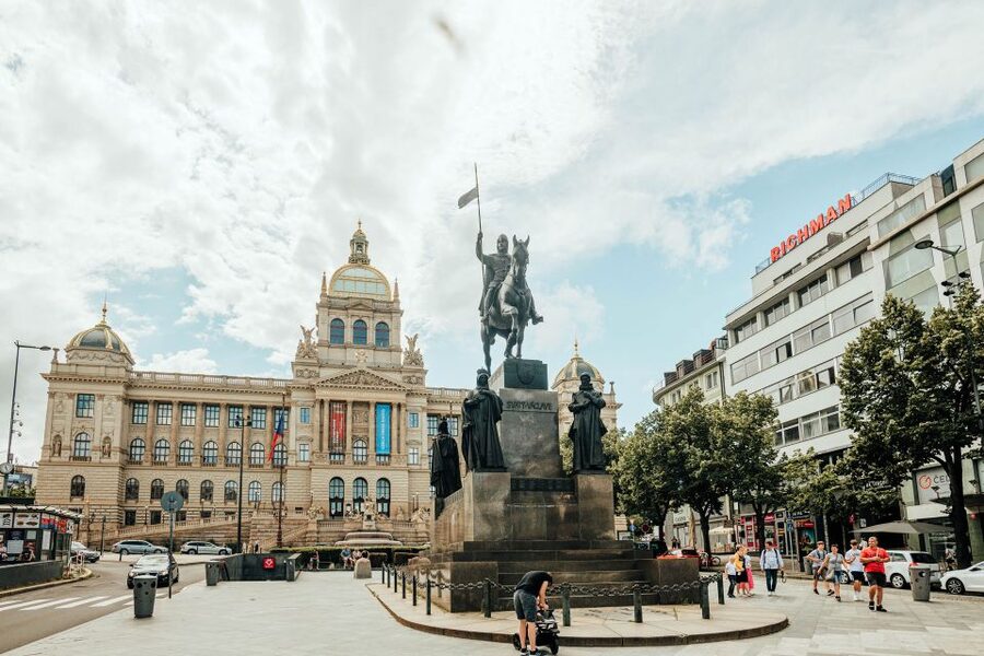 Walking tour of Prague in French : Nové Město - Jungmann Square, Franciscan Gardens, and modern sculpture