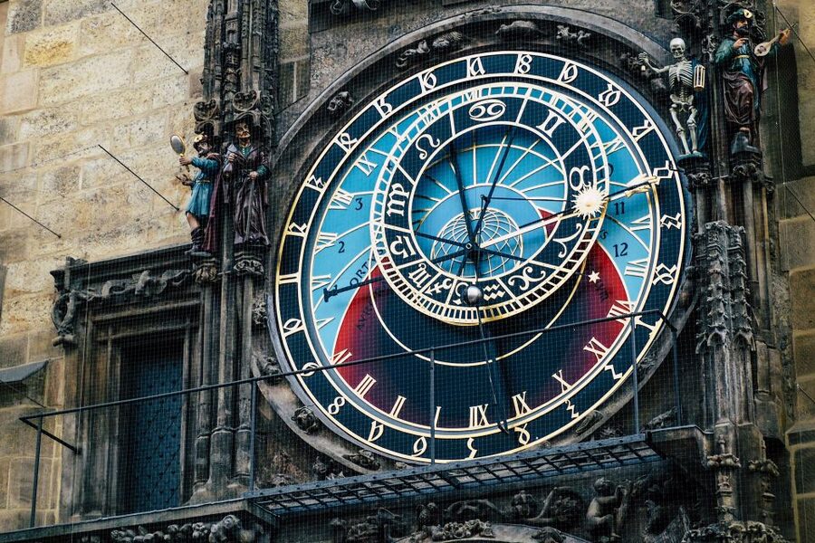 Walking tour of Prague in french: Old Town & Charles Bridge - Old Town Square and the arguments in stone